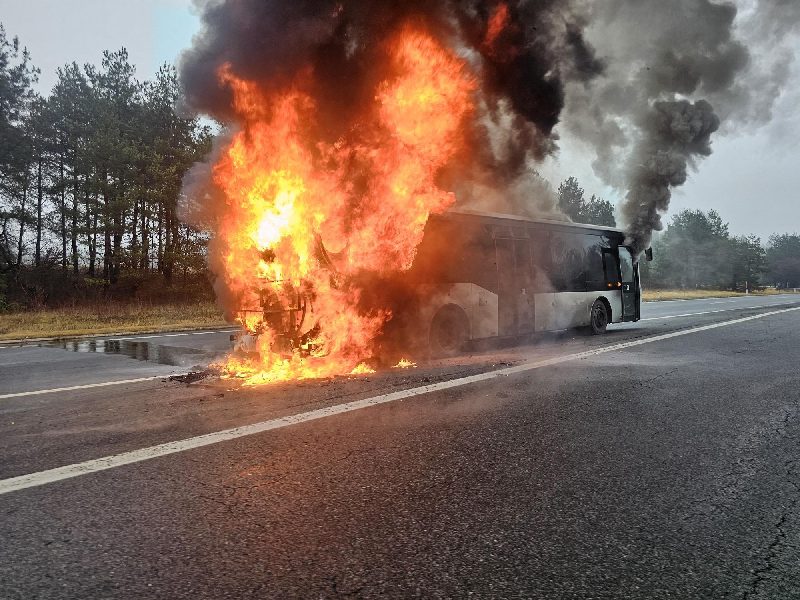 Reisebusbrand auf der Autobahn (Bild 1)